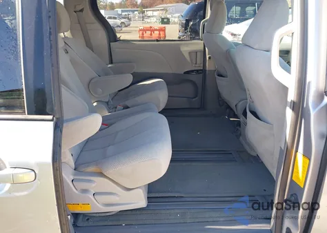 2012 Toyota Sienna Le V6 8 Passenger z USA, uszkodzony, nr VIN 5TDKK3DC1CS222881